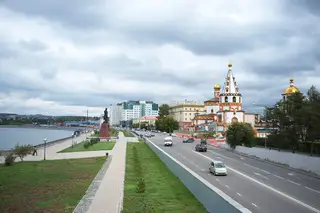 Набережная Ангары и Богоявленский собор в Иркутске
