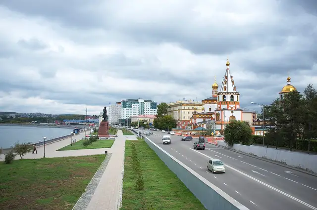 Набережная Ангары и Богоявленский собор в Иркутске