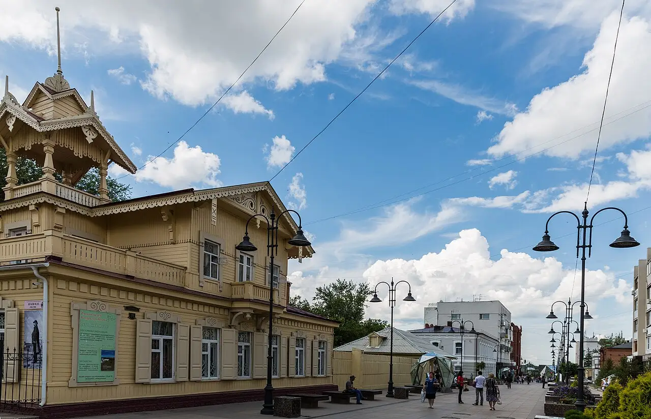 Пешеходная улица и историческая деревянная архитектура в Омске