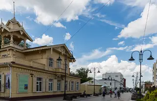 Пешеходная улица и историческая деревянная архитектура в Омске