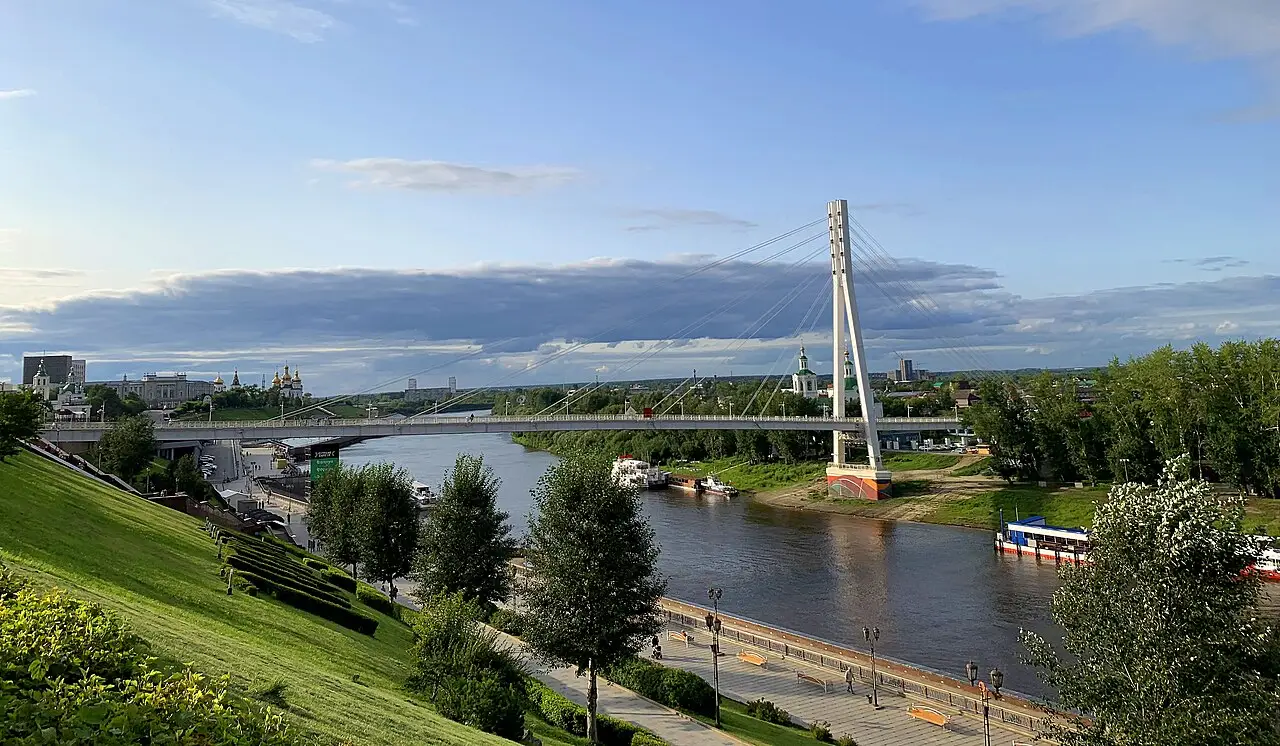 Мост Влюблённых и набережная Туры в Тюмени