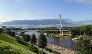 Мост Влюблённых и набережная Туры в Тюмени