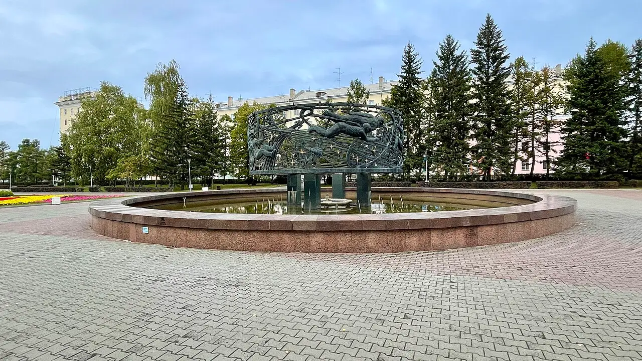 Площадь Ветеранов и фонтан «Космос» в Барнауле