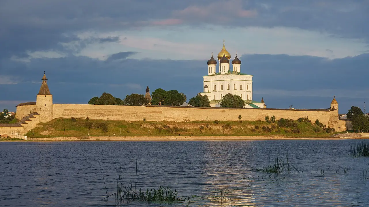 Псковский кремль в вечернем свете