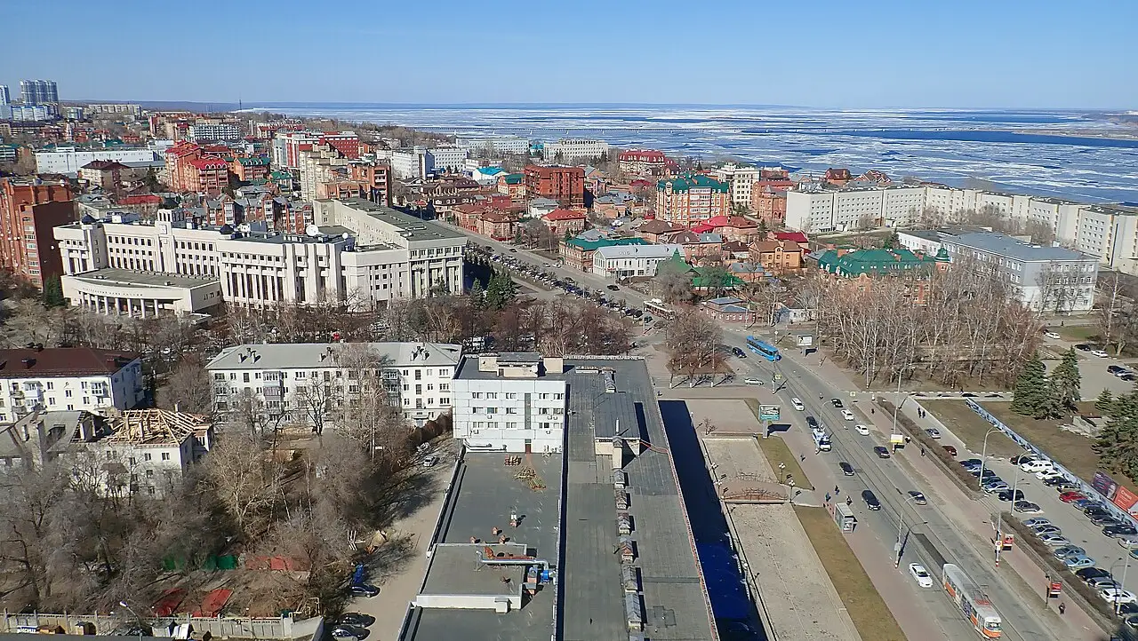 Панорама центра Ульяновска с видом на Волгу