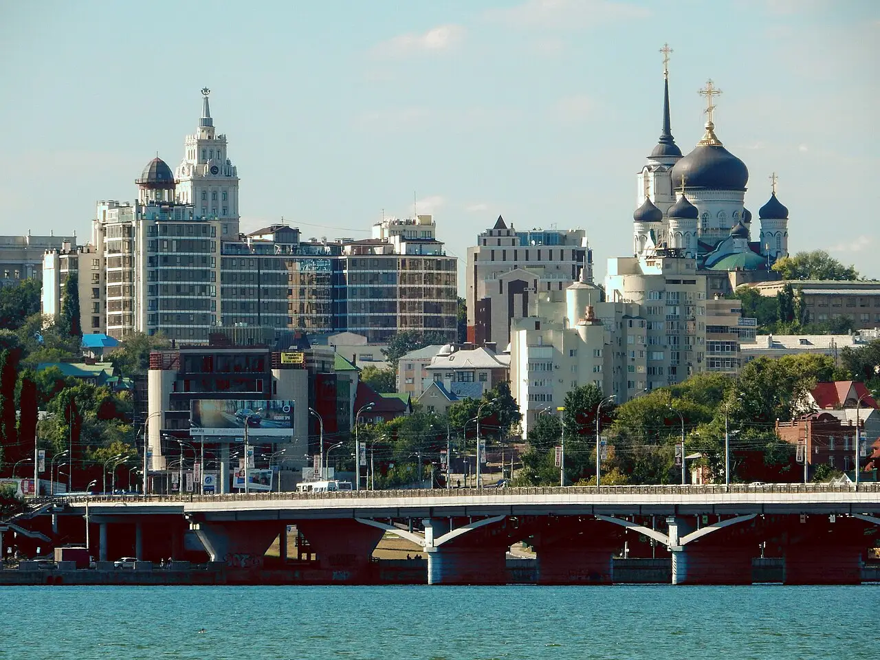 Вид на центр Воронежа и Чернавский мост